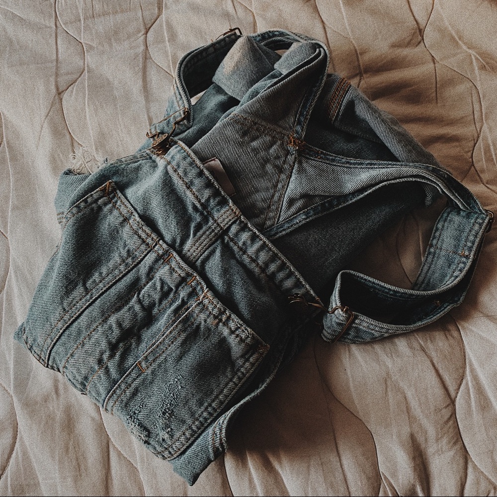 Selena Gomez overalls